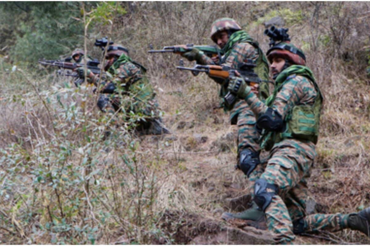 आधी रात LoC पार कर PoK की ओर बढ़ रहे 3 कश्मीरियों को सेना ने दबोचा, पाकिस्तानी हैंडलर्स से कॉन्टैक्ट में थे