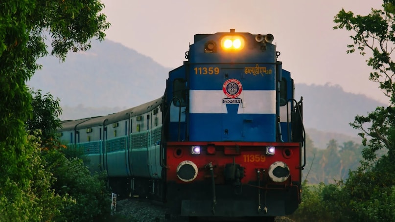 दिल्ली से ऋषिकेश/हरिद्वार: दिल्ली से हरिद्वार या ऋषिकेश ट्रेन, बस या निजी कार द्वारा आसानी से पहुंचा जा सकता है. दिल्ली से हरिद्वार की दूरी लगभग 220 किलोमीटर है, जिसे 5–6 घंटों में तय किया जा सकता है.