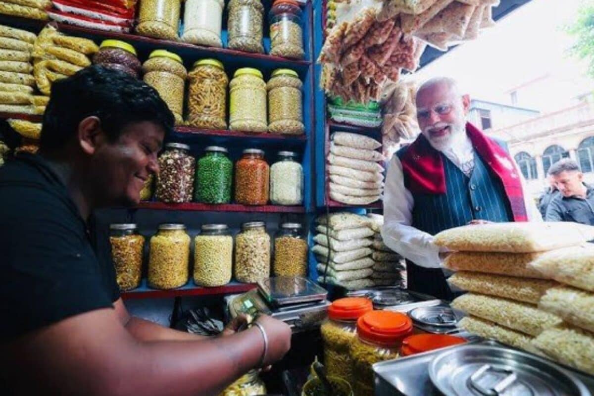 कमांडो घेरे में पीएम को झालमुड़ी खिलाने वाला विक्रम साव! अचानक क्‍यों बढ़ानी पड़ी सुरक्षा?
