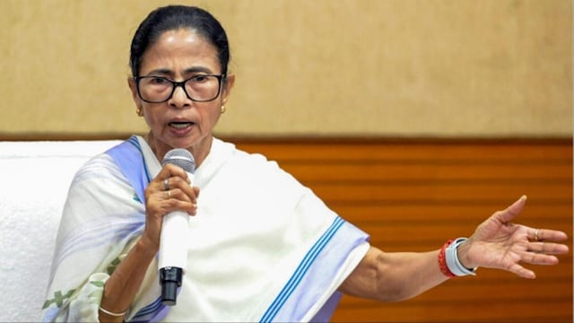 Mamata Banerjee Sit In Protest | BJP-tmc Conflict : बंगाल में आर-पार की जंग शुरू, टीएमसी का सुवेंदु सरकार के खिलाफ बड़ा ऐलान - News18 हिंदी