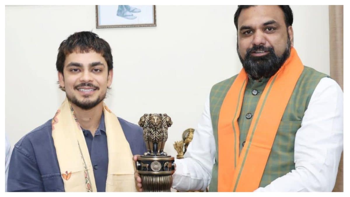 बिहार के लाल ईशान किशन को मिला 1 करोड़ का इनाम, टी-20 वर्ल्ड कप में शानदार प्रदर्शन का मिला सम्मान बिहार के लाल ईशान किशन को मिला 1 करोड़ का इनाम, टी-20 वर्ल्ड कप में शानदार प्रदर्शन का मिला सम्मान
