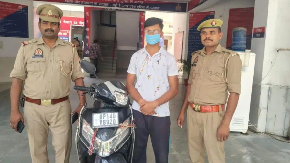 स्कूटी पर आता, महिलाओं पर करता हमला और हो जाता फरार, नोएडा के साइको को पुलिस ने दबोचा स्कूटी पर आता, महिलाओं पर करता हमला और हो जाता फरार, नोएडा के साइको को पुलिस ने दबोचा