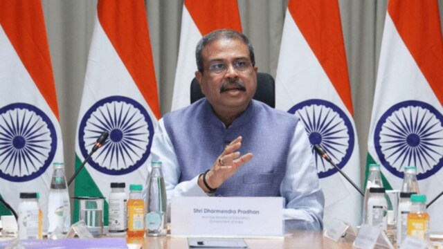 NEET UG 2026 Paper Leak LIVE: शिक्षा मंत्री ने माना परीक्षा में हुई बड़ी  चूक, अगले साल से ऑनलाइन होगी नीट यूजी की परीक्षा? - News18 हिंदी
