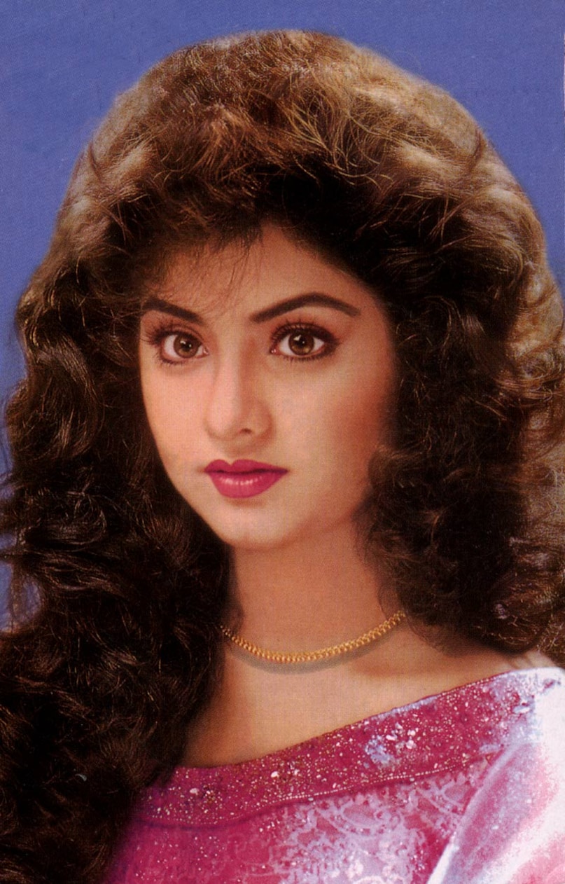 Divya Bharti Bollywood Stardom 1992, Divya Bharti vs Sridevi, 90s Top Bollywood Actresses, Divya Bharti Box Office Queen, Divya Bharti Movies Impact, दिव्या भारती बॉलीवुड स्टारडम 1992, दिव्या भारती बनाम श्रीदेवी, 90 के दशक की टॉप एक्ट्रेस, दिव्या भारती दीवाना फिल्म, बॉलीवुड बॉक्स ऑफिस क्वीन दिव्या