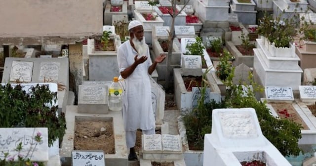 Pakistan burial crisis : Pakistan funeral business market | pakistan ...