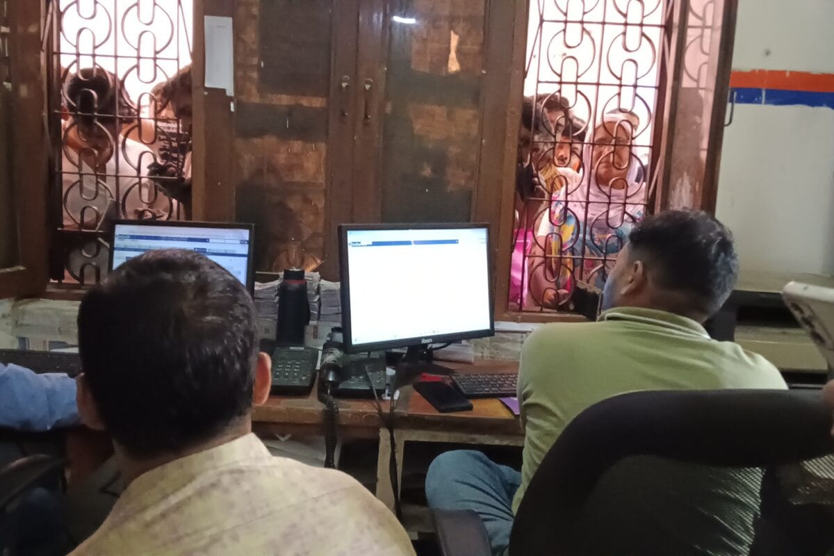 Public Opinion: गैस कनेक्शन के लिए इधर-उधर भटक रहे ग्राहक, बोले कैसे चलेगा घर का चूल्हा?