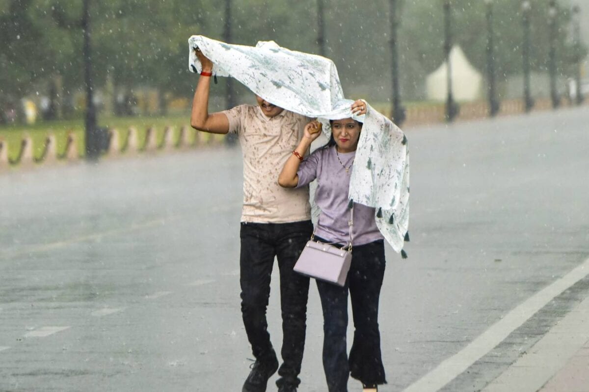 80 KM वाले तूफान के लिए रहें तैयार, दिल्‍ली से UP-बिहार में बारिश का आतंक, IMD का पहाड़ों पर डराने वाला अलर्ट