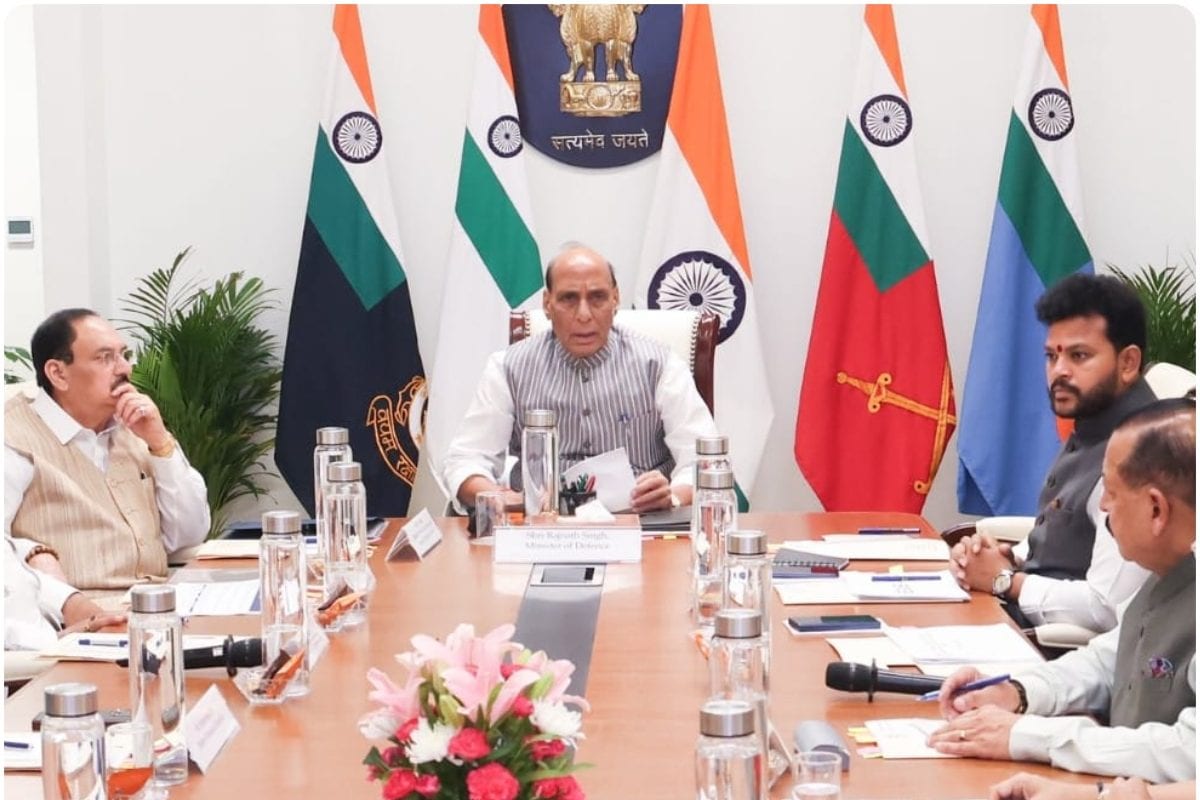 पश्चिम एशिया जंग से रुकेगी सप्लाई? मोदी सरकार का प्लान तैयार, राजनाथ सिंह ने लोगों से की शांत रहने की अपील