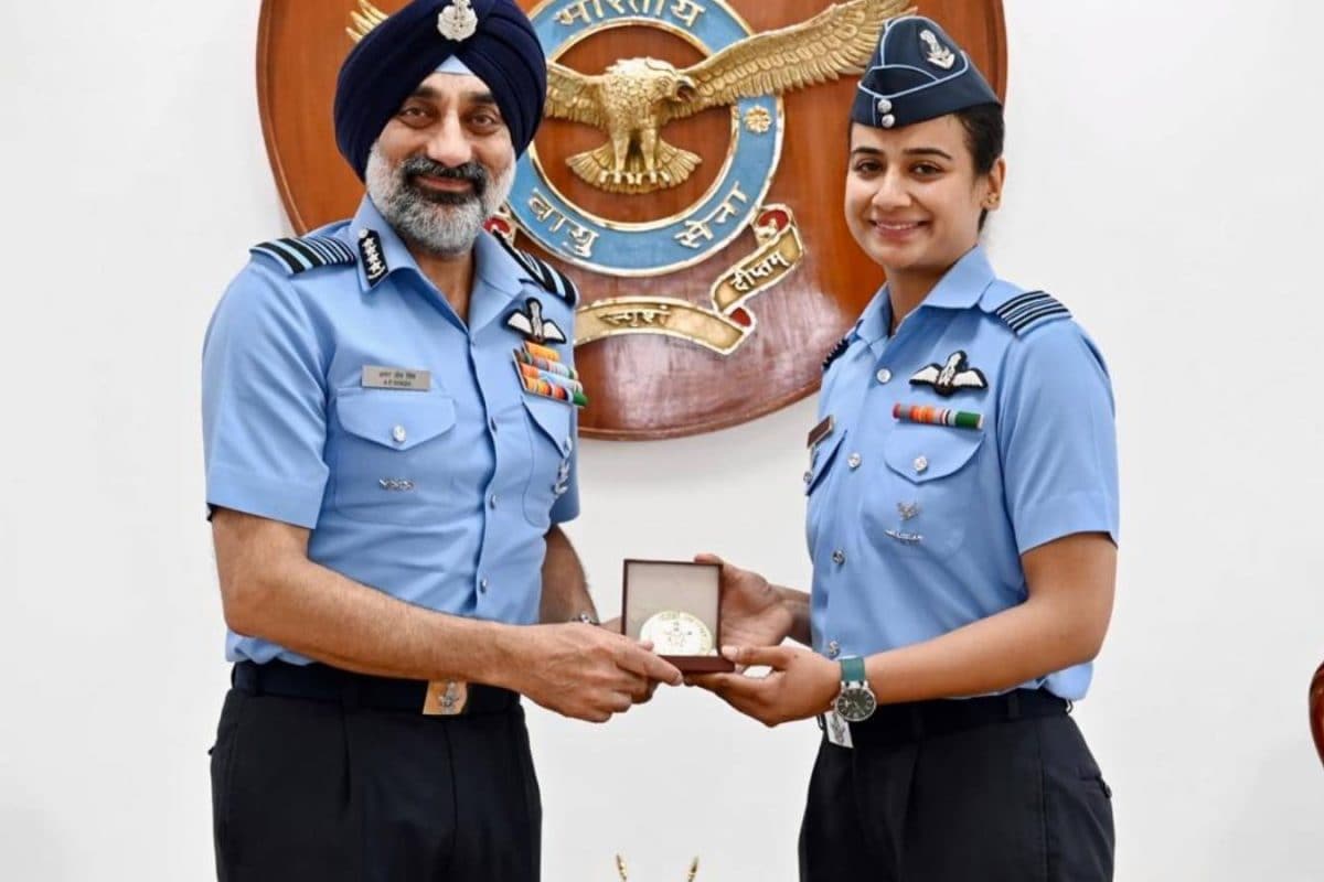आसमान की नई गुरु हैं स्क्वाड्रन लीडर सान्या; पहली महिला 'कैट-ए' क्वालिफाइड फ्लाइंग इंस्ट्रक्टर बन रचा इतिहास