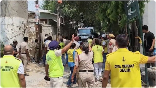 साकेत बिल्डिंग हादसा: अब तक 4 लोगों की मौत, MCD के 2 इंजीनियर सस्पेंड, फरार मालिक की तलाश में पुलिस - News18 हिंदी