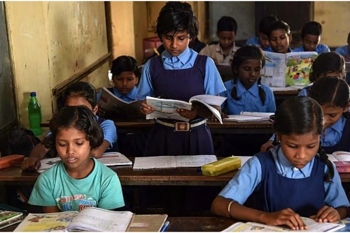 100 में सिर्फ 62 ही पहुंच रहे 12वीं तक, 2 करोड़ से ज्यादा बच्चे स्कूल से बाहर, गरीबी और मजबूरी ने छीनी पढ़ाई