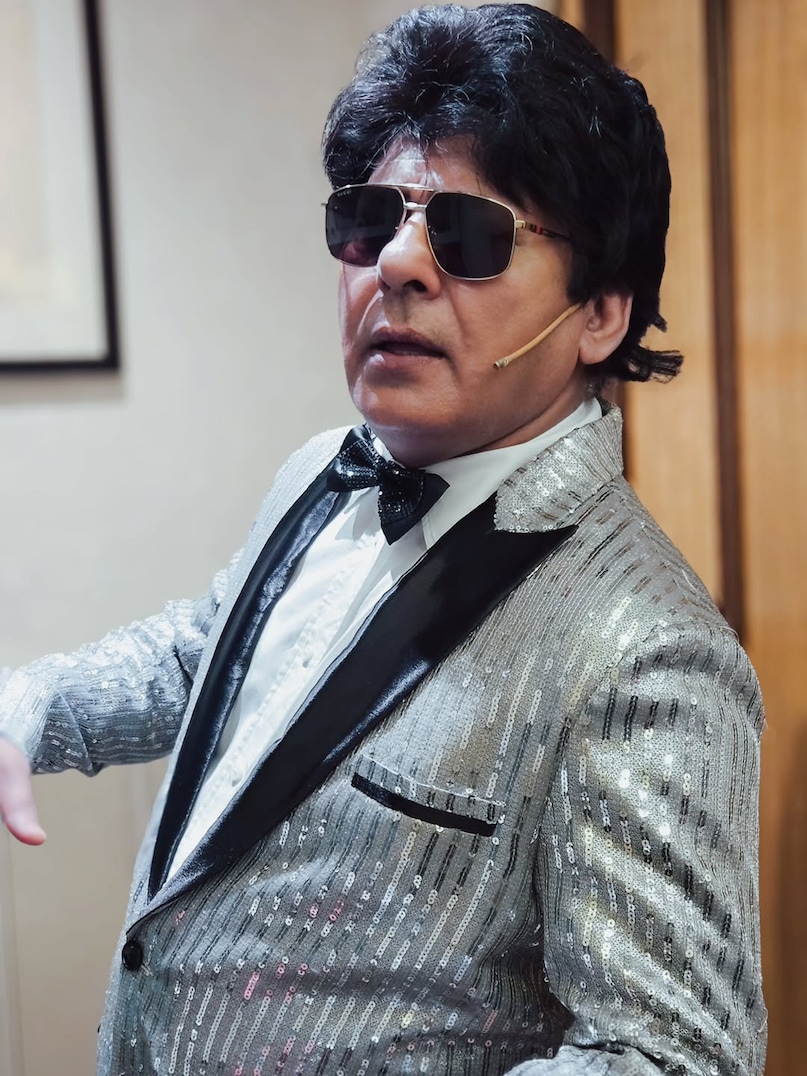 comedian sudesh lehri, sudesh lehri life story, sudesh lehri career, sudesh lehri personal life, Sudesh Lehri graveyard incident, Sudesh Lehri poverty to stardom, Sudesh Lehri struggle days, How Sudesh Lehri became famous, sudesh lehri struggle story, sudesh lehri age, सुदेश लहरी की कहानी, किस महिला को श्मशान घाट से घर लाए थे सुदेश लहरी, सुदेश लहरी के कैसे पलटे दिन