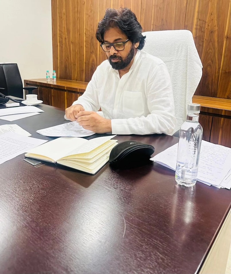 Pawan Kalyan, Pawan Kalyan Health Update, Pawan Kalyan Undergo Another Surgery For Rotator Cuff Injury, what is Rotator Cuff Injury, Pawan Kalyan movies, what happened to pawan kalyan which surgery, pawan kalyan surgery in which hospital, पवन कल्याण, पवन कल्याण स्वास्थ्य अपडेट, पवन कल्याण को रोटेटर कफ चोट के लिए एक और सर्जरी से गुजरना पड़ा, रोटेटर कफ चोट क्या है, पवन कल्याण फिल्में, पवन कल्याण को क्या हुआ कौन सी सर्जरी, पवन कल्याण की सर्जरी किस अस्पताल में हुई