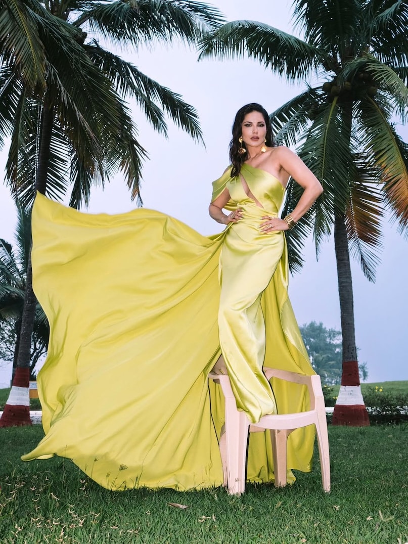 Sunny leone, Sunny leone News, Sunny leone Birthday, Sunny leone tragic life, Sunny leone past, Sunny leone family, Sunny leone age, Sunny leone  kids, sunny leone religion, सनी लियोनी, सनी लियोनी समाचार, सनी लियोनी का जन्मदिन, सनी लियोनी का दुखद जीवन, सनी लियोनी का अतीत, सनी लियोनी का परिवार, सनी लियोनी की उम्र, सनी लियोनी के बच्चे, सनी लियोनी का धर्म