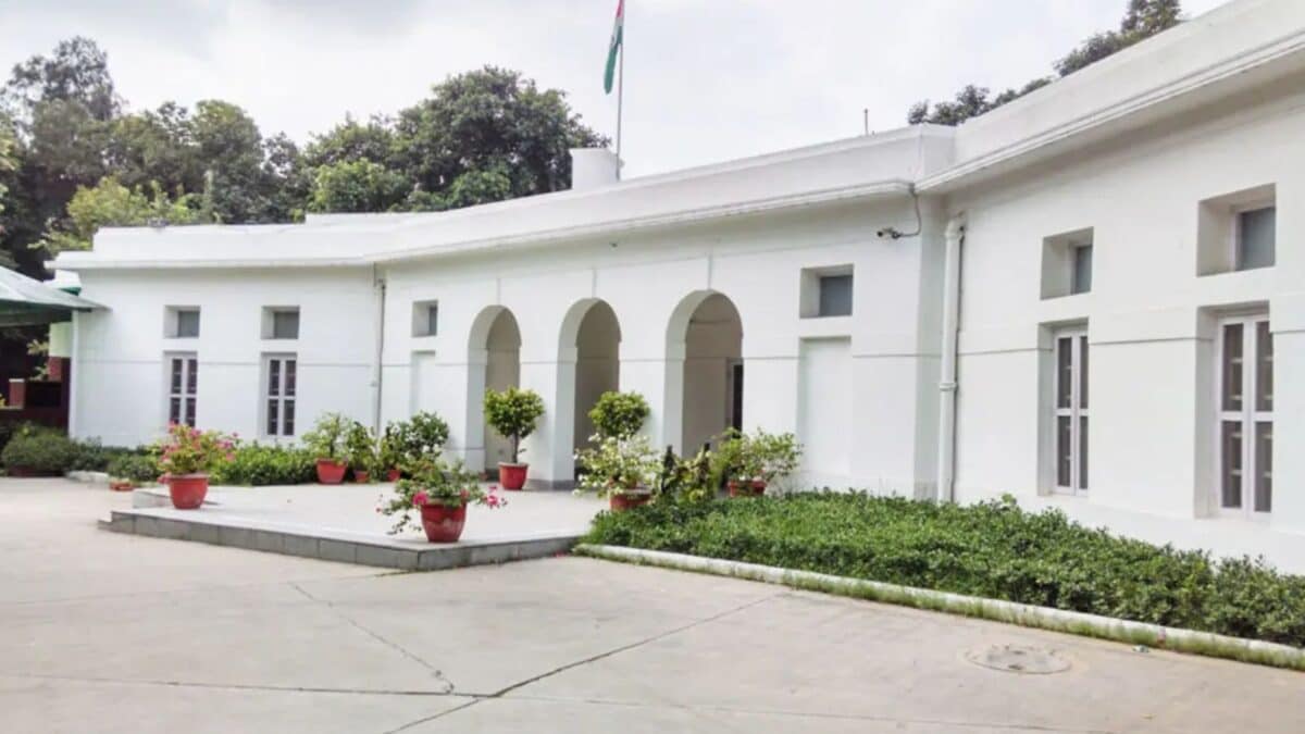 कांग्रेस नेता ने ऐसा क्‍या कहा, बीजेपी ने नाप द‍िया सोन‍िया गांधी का बंगला, क्‍या आपको पता है लंबाई चौड़ाई?