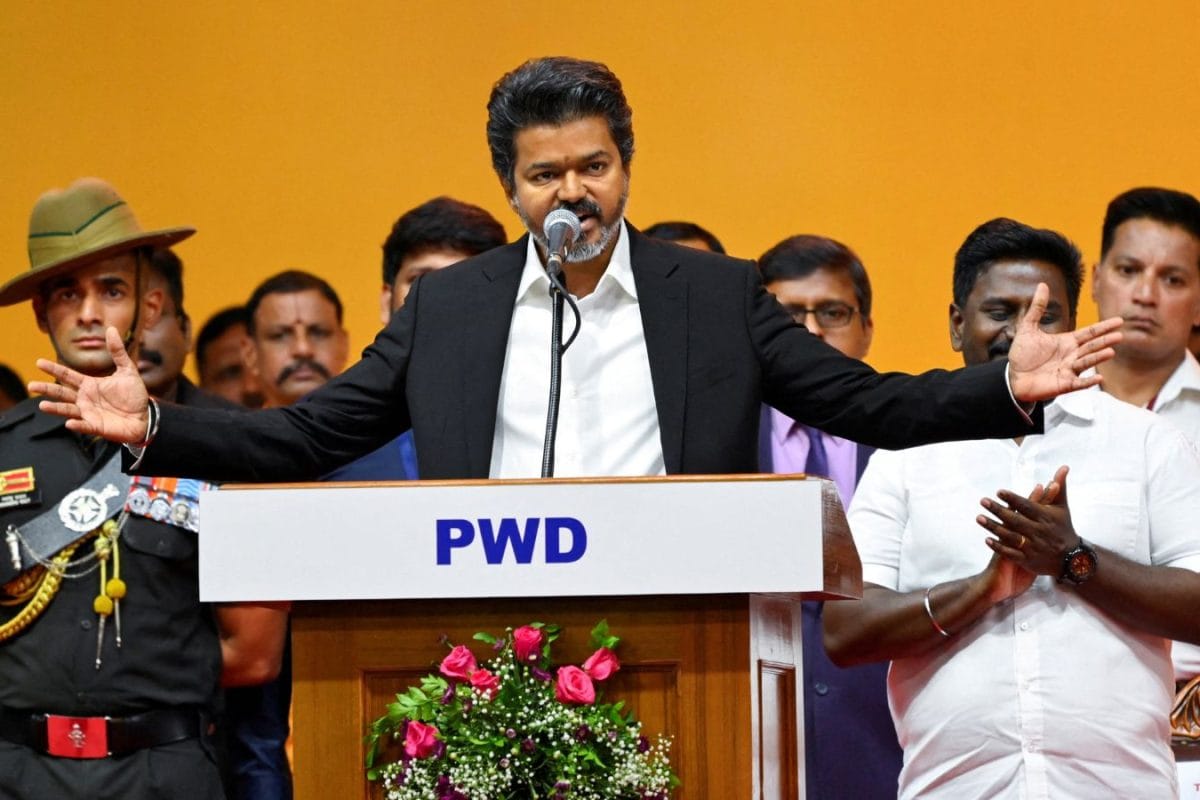 थलापति विजय का एक कदम और दांव पर AIADMK का भविष्य... 30-32 के खेल में उलझा तमिलनाडु फ्लोर टेस्ट