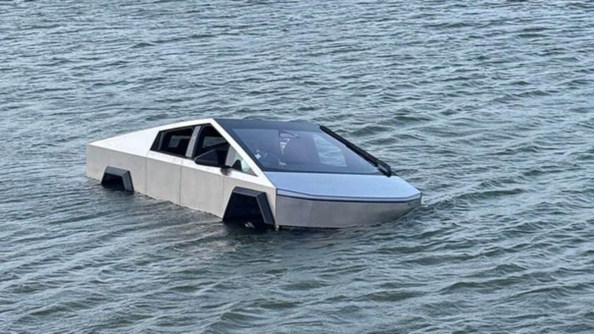 Look at the craze! Tesla Cybertruck was taken into the lake for fun, police sent it to jail