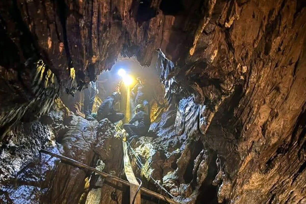 भारत के इस नजदीकी देश की गुफाओं में सोने का खजाना, जान की बाजी लगाकर क्यों पहुंचे लोग? A टू Z हर बात
