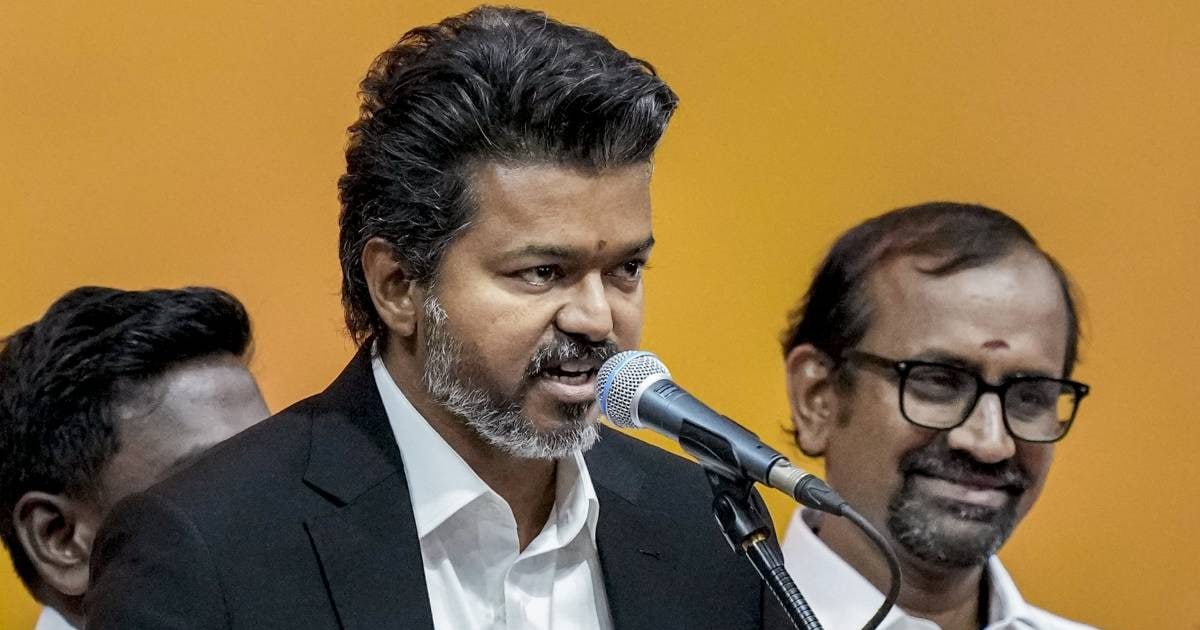 विजय के शपथ ग्रहण में ‘तमिल थाई वाजथु’ से पहले बजा ‘वंदे मातरम’, क्या दिल्ली को कोई संदेश दे रहे नए सीएम? विजय के शपथ ग्रहण में ‘तमिल थाई वाजथु’ से पहले बजा ‘वंदे मातरम’, क्या दिल्ली को कोई संदेश दे रहे नए सीएम?