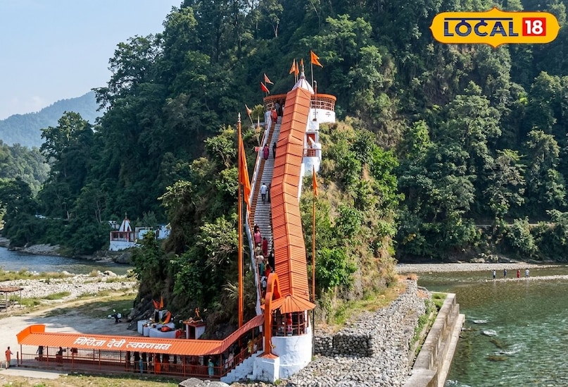 मुरादाबाद से करीब 100 किमी और ढाई घंटे की दूरी पर जिम कॉर्बेट के पास बसा गर्जिया देवी मंदिर गर्मियों की सबसे शानदार वीकेंड ट्रिप है. कोसी नदी के बीच एक विशाल टीले पर बना यह मंदिर बेहद खास है.इसके साथ ही इसे 51 शक्तिपीठों में गिना जाता है. मान्यता है कि माता सती का गर्ज यानी उदर भाग यहाँ गिरा था. एक अन्य कथा के अनुसार गर्जिया नाम की देवी कोसी की बाढ़ में बहकर आई थीं और इस टीले पर स्थापित हुईं.तो वहीं मई-जून की तपती गर्मी में कोसी का बर्फीला पानी शरीर को तुरंत ठंडक देता है. श्रद्धालु पहले नदी में स्नान कर माता के दर्शन करते हैं। 90 सीढ़ियां चढ़कर मंदिर पहुंचने का अनुभव रोमांचक है. मंदिर दर्शन, कोसी में बोटिंग, किनारे पिकनिक, फोटोग्राफी और पास ही कॉर्बेट फॉल घूम सकते हैं।