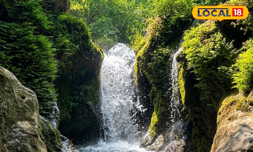 देहरादून के राजपुर इलाके में छिपा यह झरना गर्मियों में स्थानीय लोगों का पसंदीदा स्पॉट है. यहां झरने तक पहुँचने के लिए आपको उथले पानी और पत्थरों के बीच से होकर थोड़ा सा ट्रैक करना पड़ता है, जो बेहद रोमांचक है. चारों तरफ से घने पेड़ों से घिरे होने के चलते यहाँ का तापमान शहर से काफी कम रहता है.आप यहाँ ठंडे पानी के कुंड में नहा सकते हैं, दोस्तों के साथ मैगी और चाय का लुत्फ उठा सकते हैं और सुकून के पल बिता सकते हैं.