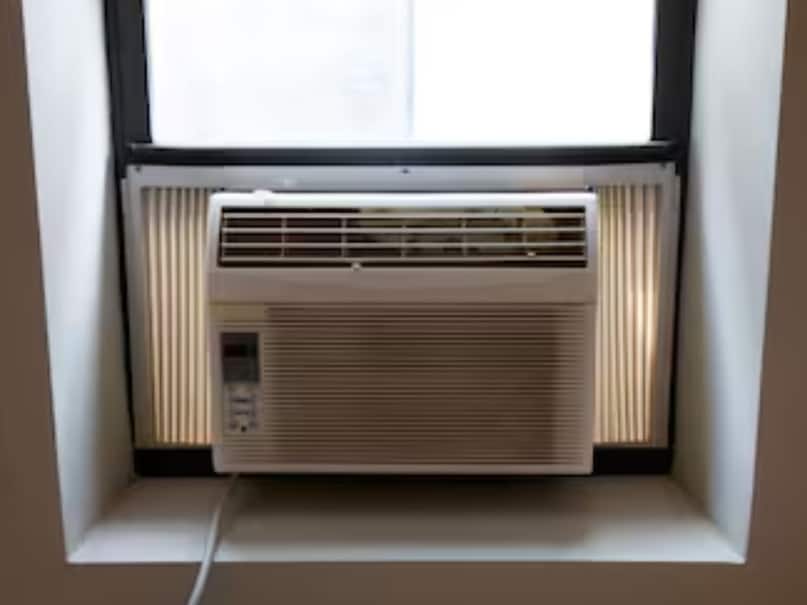 Advantages and disadvantages of Window AC – Window AC is in one unit. It is cheap, easy installation and low maintenance. The risk of gas leakage is less because the pipe is short and straight. But it makes more noise and the cooling is not as fast as split. Window AC is still considered safe in old houses.