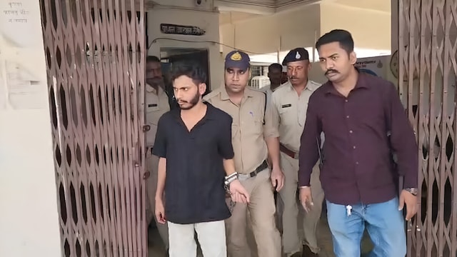 महीनों से फरार चल रहे रीवा के चर्चित यूट्यूबर ने किया सरेंडर, हाईकोर्ट से  झटका लगते ही टेके घुटने