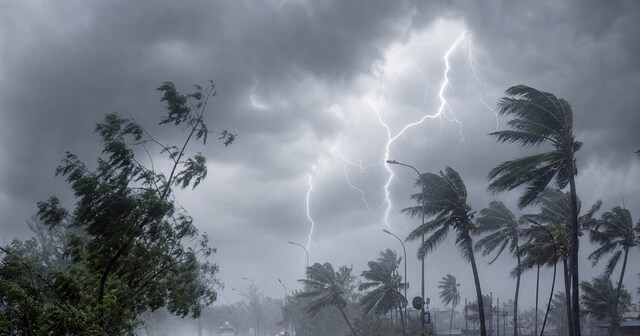 UP Rain Alert Update : यूपी में आसमान से बरसी आफत, आंधी-तूफान और बिजली  गिरने से 23 की मौत, इन 21 जिलों के लिए आज IMD का ऑरेंज अलर्ट