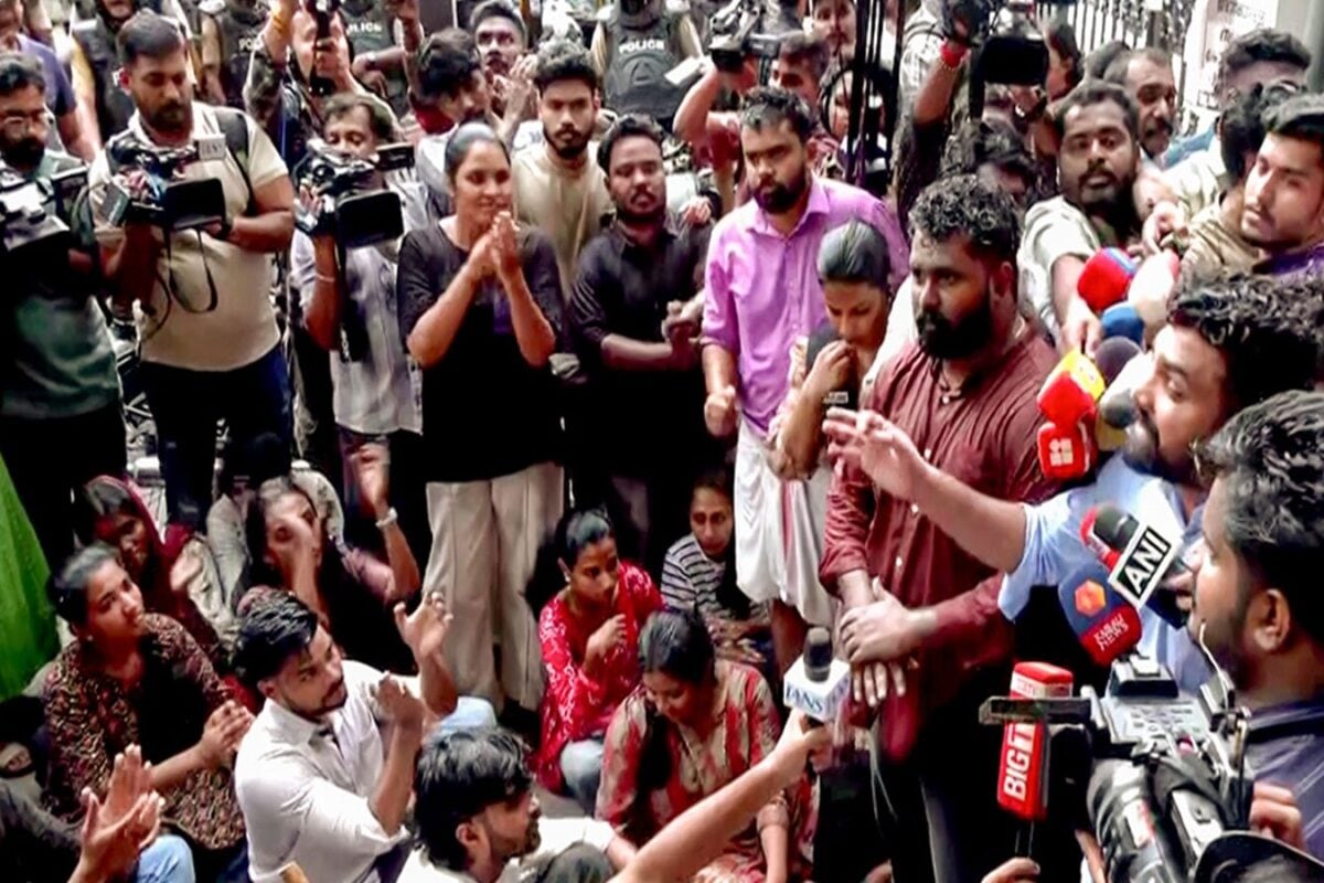 NEET पेपर लीक पर संसदीय समिति की बैठक में हंगामा, विपक्ष ने पूछा- जिम्मेदार कौन?