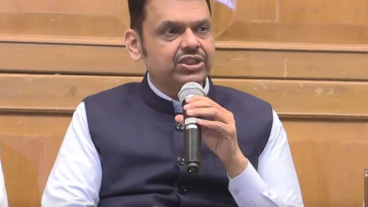 महाराष्ट्र में किसानों का बैंक कर्ज तुरंत माफ करने का आदेश