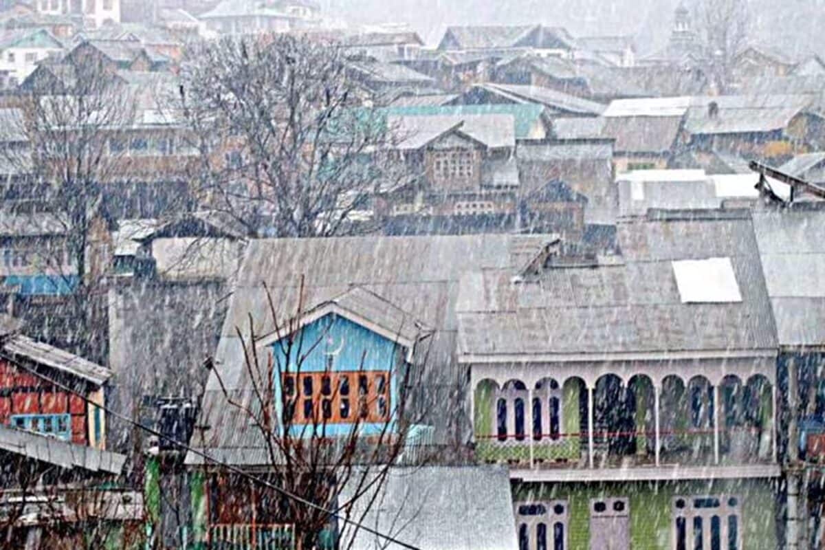 मई में मिनी स्विट्जरलैंड बना भद्रवाह! बर्फबारी का ऐसा नजारा देख ठहर जाएंगी नजरें