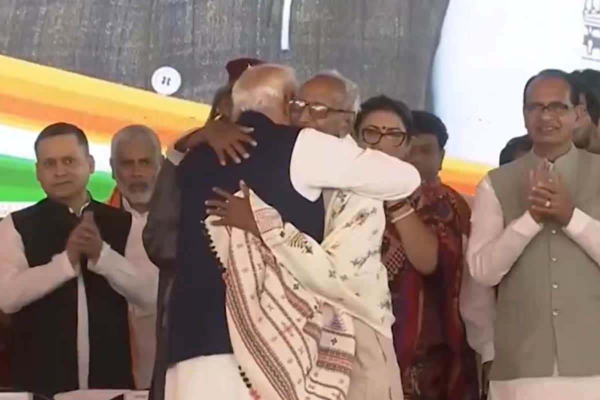 बंगाल के 'भीष्म पितामह' का पीएम मोदी ने किया सम्मान, छलके आंसू, बेटे ने कहा- श्यामा प्रसाद मुखर्जी के थे साथी