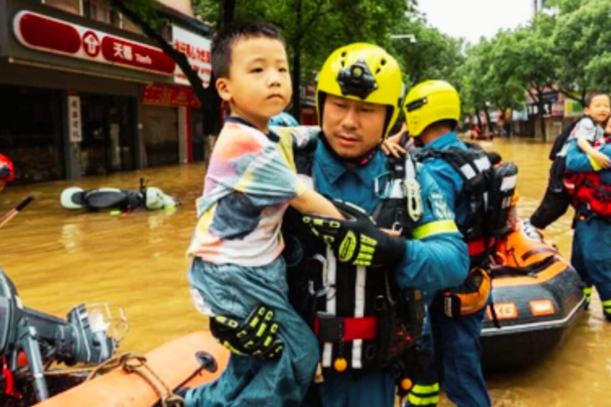 चीन में बारिश ने ढाया कहर, सड़कें तक कट गईं, सरकार ने किया राहत पैकेज का ऐलान
