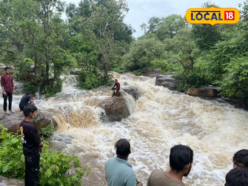 यह तस्वीर चित्रकूट के मऊ स्थित परानु बाबा मंदिर की है. जहां आप गर्मी के मौसम में ठंडी का आनन्द ले सकते हैं, यहां के जंगलों से प्राकृतिक झरना निकला है. जहां जंगलों के बीचों बीच से पानी बहता है, यहां गर्मी के मौसम में बड़ी संख्या में लोग पहुंचते हैं. और बड़े ही खुशी से स्नान करते हैं.