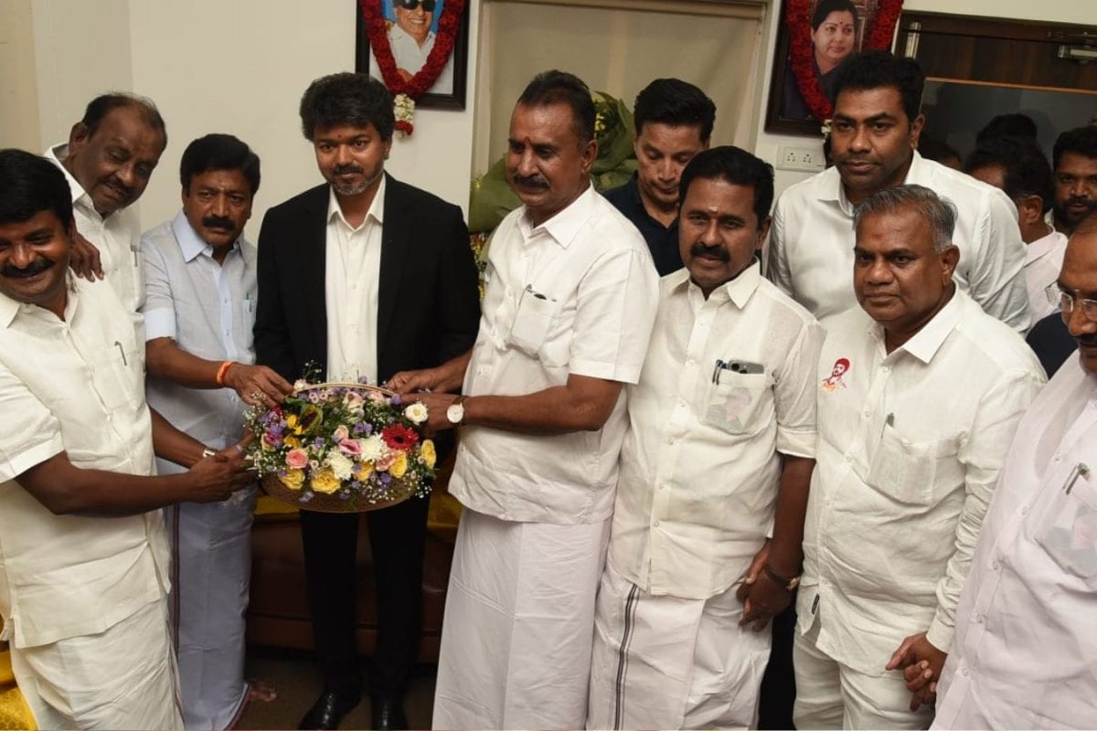 तमिलनाडु में फ्लोर टेस्ट से पहले CM विजय से मिले AIADMK के दिग्गज, क्या होगा आगे, किसकी कुर्सी जाएगी?