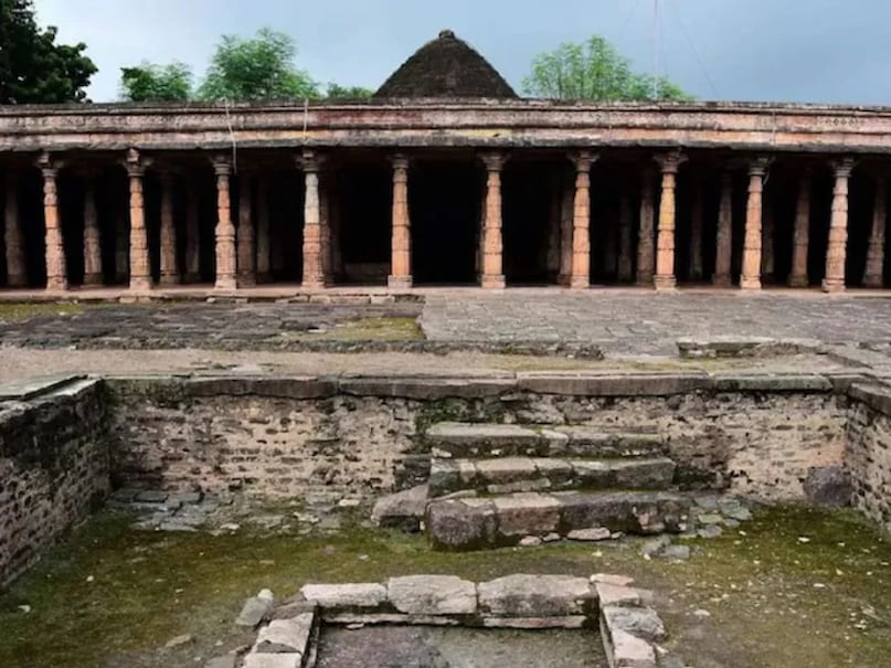 मध्य प्रदेश को "भारत की आत्मा" कहे जाने का मुख्य कारण इसकी भौगोलिक स्थिति है. देश के लगभग मध्य में स्थित होने के कारण, इस राज्य को "भारत का हृदय" भी कहा जाता है. यह उत्तरी और दक्षिणी भारतीय संस्कृतियों का एक सुंदर संगम प्रस्तुत करता है एक ऐसा अनूठा मिश्रण जो इसे देश के अन्य सभी राज्यों से अलग बनाता है.