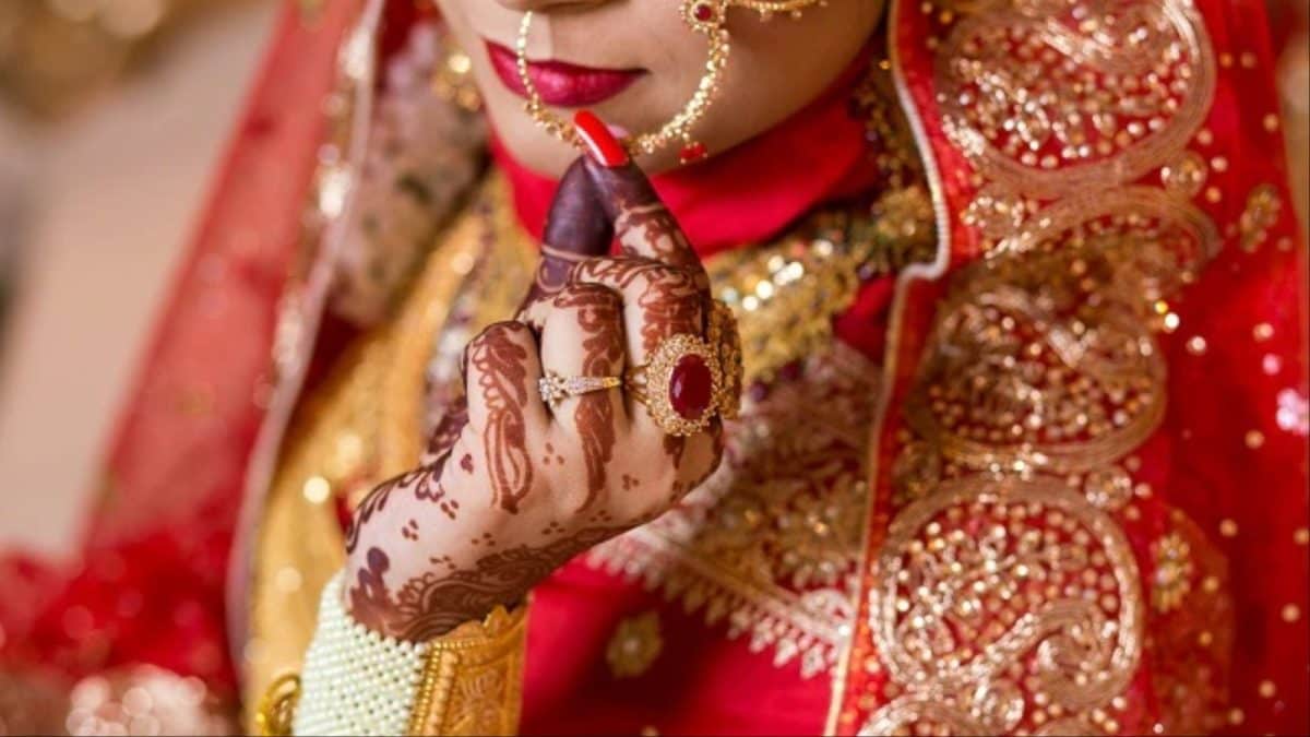 दुल्हन पहुंची तलाक लेने, बोली- प्राइवेसी नहीं मिल रही है, बताया- हनीमून पर मेरे साथ देवर और… दुल्हन पहुंची तलाक लेने, बोली- प्राइवेसी नहीं मिल रही है, बताया- हनीमून पर मेरे साथ देवर और…