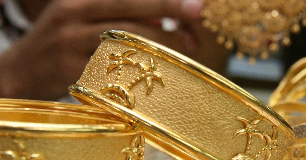 तेल इंपोर्ट रोकना असंभव, मगर सोना न खरीदने से बड़ी बचत, आधी जनता मान लें PM की अपील तो पार हो जाएगा संकट तेल इंपोर्ट रोकना असंभव, मगर सोना न खरीदने से बड़ी बचत, आधी जनता मान लें PM की अपील तो पार हो जाएगा संकट