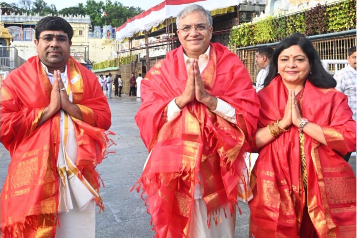 बंगाल समेत 5 राज्‍यों में सफल चुनाव के बाद कहां पहुंचे CEC ज्ञानेश कुमार? 'सर्वशक्तिमान' के सामने टेका माथा