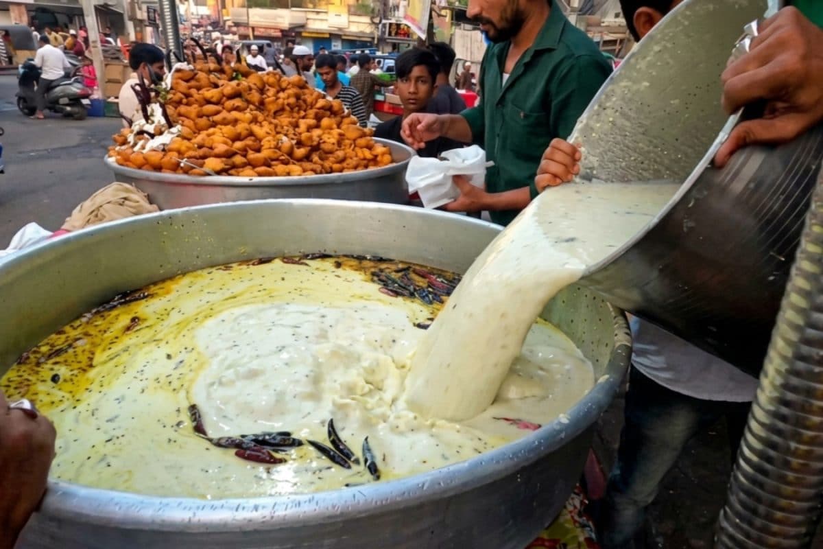 मिनटों में पतीला साफ! हैदराबाद के इस दही बड़े ने बढ़ाई लोगों की भूख, खाने वालों की लग रही लाइनें, जानें कीमत