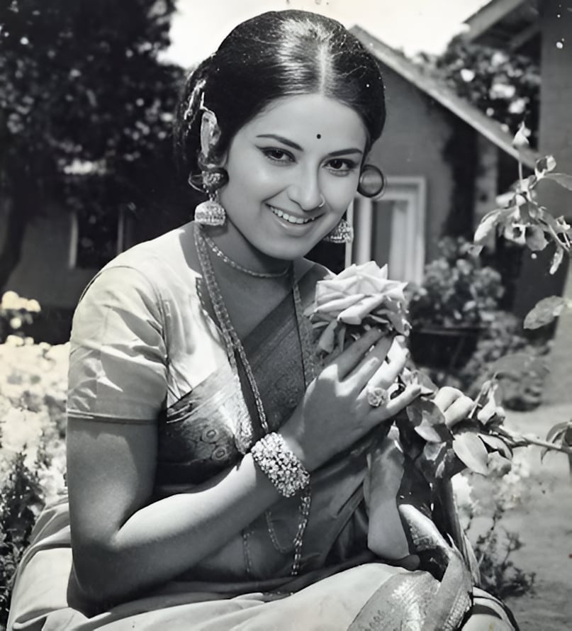 Actress Moushumi Chatterjee, most demanding daughter in law of bollywood, why Moushumi Chatterjee married at age of 15, Jayanta Mukherjee, Hemanta Mukherjee, Balika Badhu actress, Bollywood child marriage stories, 1970s Bollywood stars, Bengali cinema legends, Moushumi Chatterjee family, मौसमी चटर्जी, बॉलीवुड की सबसे डिमांडिंग बहू, मौसमी चटर्जी ने 15 साल की उम्र में शादी क्यों की, जयंत मुखर्जी, हेमंत मुखर्जी, बालिका बधू अभिनेत्री, बॉलीवुड बाल विवाह की कहानियां, 1970 के दशक के बॉलीवुड सितारे, बंगाली सिनेमा के दिग्गज, मौसमी चटर्जी परिवार