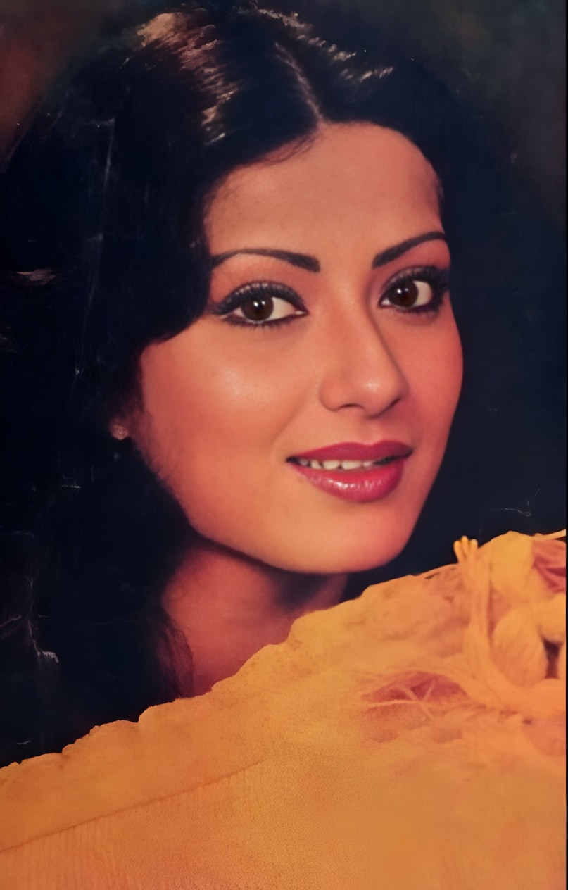 Actress Moushumi Chatterjee, most demanding daughter in law of bollywood, why Moushumi Chatterjee married at age of 15, Jayanta Mukherjee, Hemanta Mukherjee, Balika Badhu actress, Bollywood child marriage stories, 1970s Bollywood stars, Bengali cinema legends, Moushumi Chatterjee family, मौसमी चटर्जी, बॉलीवुड की सबसे डिमांडिंग बहू, मौसमी चटर्जी ने 15 साल की उम्र में शादी क्यों की, जयंत मुखर्जी, हेमंत मुखर्जी, बालिका बधू अभिनेत्री, बॉलीवुड बाल विवाह की कहानियां, 1970 के दशक के बॉलीवुड सितारे, बंगाली सिनेमा के दिग्गज, मौसमी चटर्जी परिवार