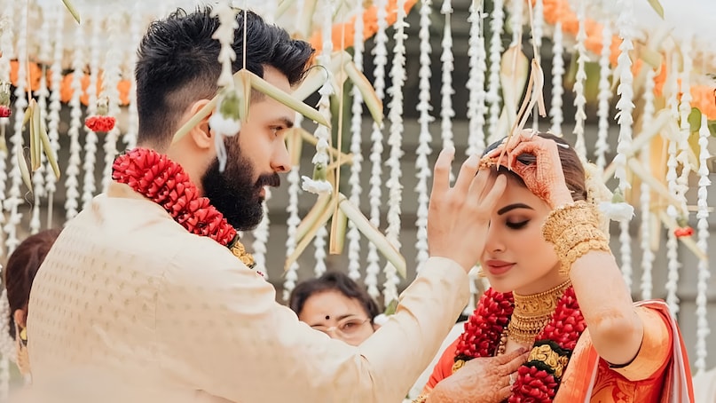 Bollywood Most Shocking Divorces Not only Mouni Roy and Suraj Nambiar these 6 jodi divorces particularly sensational