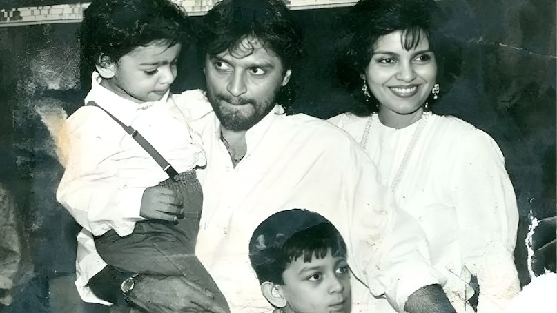Sanjay Khan, Zarine Katrak, Zeenat Aman, most tumultuous sagas in Bollywood history, highly publicized sagas in Bollywood history, Sanjay Khan-Zeenat Aman relationship, Sanjay Khan-Zeenat Aman Wedding, Sanjay Khan-Zarine Katrak, Sanjay Khan first wife, Sanjay Khan second wife, how Sanjay Khan-Zeenat Aman relationship ends, संजय खान, जरीन कतरक, जीनत अमान, बॉलीवुड इतिहास की सबसे उथल-पुथल वाली गाथाएं, बॉलीवुड इतिहास की अत्यधिक प्रचारित गाथाएं, संजय खान-ज़ीनत अमान का रिश्ता, संजय खान-ज़ीनत अमान की शादी, संजय खान-ज़रीन खान, संजय खान की पहली पत्नी, संजय खान की दूसरी पत्नी, संजय खान-ज़ीनत अमान का रिश्ता कैसे खत्म हुआ Sanjay Khan, Zarine Katrak, Zeenat Aman, most tumultuous sagas in Bollywood history, highly publicized sagas in Bollywood history, Sanjay Khan-Zeenat Aman relationship, Sanjay Khan-Zeenat Aman Wedding, Sanjay Khan-Zarine Katrak, Sanjay Khan first wife, Sanjay Khan second wife, how Sanjay Khan-Zeenat Aman relationship ends, संजय खान, जरीन कतरक, जीनत अमान, बॉलीवुड इतिहास की सबसे उथल-पुथल वाली गाथाएं, बॉलीवुड इतिहास की अत्यधिक प्रचारित गाथाएं, संजय खान-ज़ीनत अमान का रिश्ता, संजय खान-ज़ीनत अमान की शादी, संजय खान-ज़रीन खान, संजय खान की पहली पत्नी, संजय खान की दूसरी पत्नी, संजय खान-ज़ीनत अमान का रिश्ता कैसे खत्म हुआ