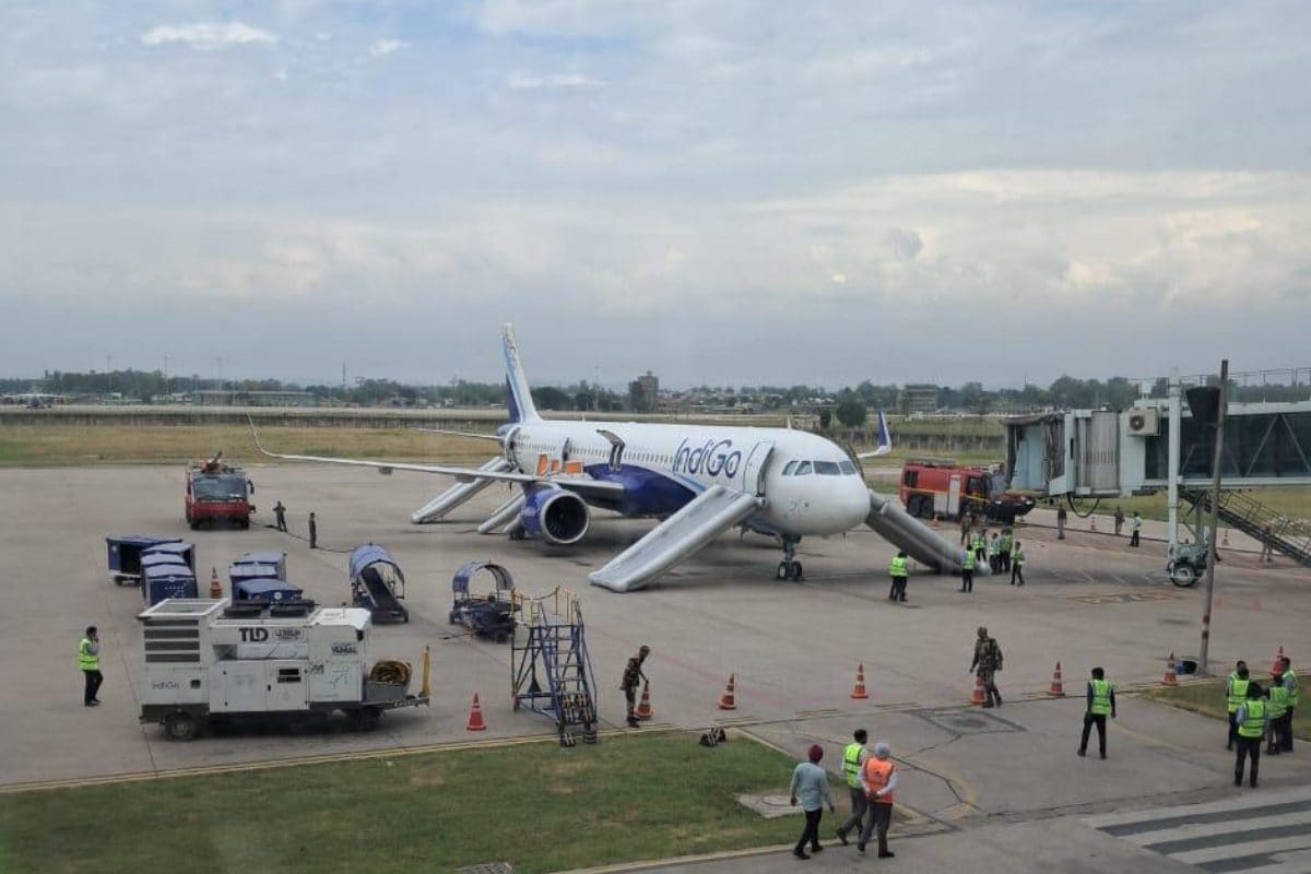 जिसने देखा वही दौड़ पड़ा... IndiGo की फ्लाइट से कूद रहे थे लोग, चंडीगढ़ एयरपोर्ट से सामने आया VIDEO