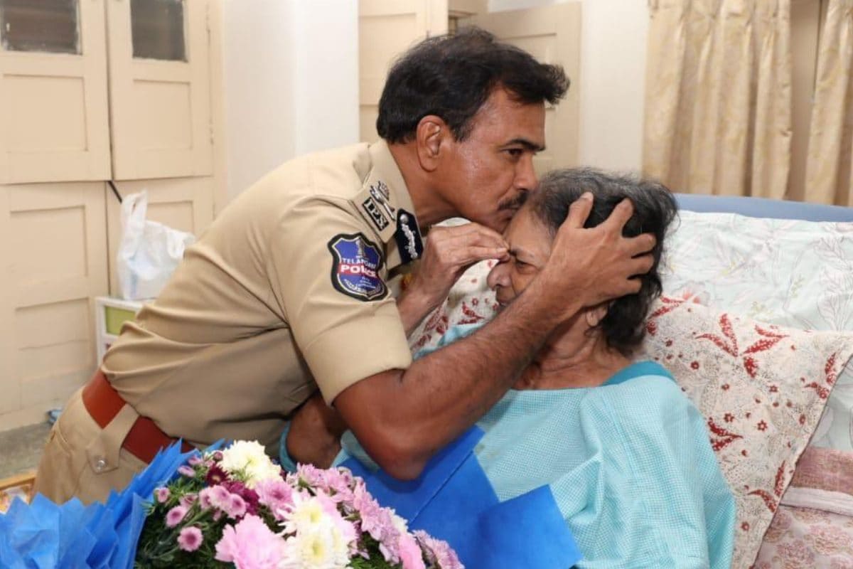 कौन हैं IPS सीवी आनंद, जो डीजीपी बनने पर मंत्रोच्चार के साथ कुर्सी पर बैठे और बीमार मां को चूम लिया माथा