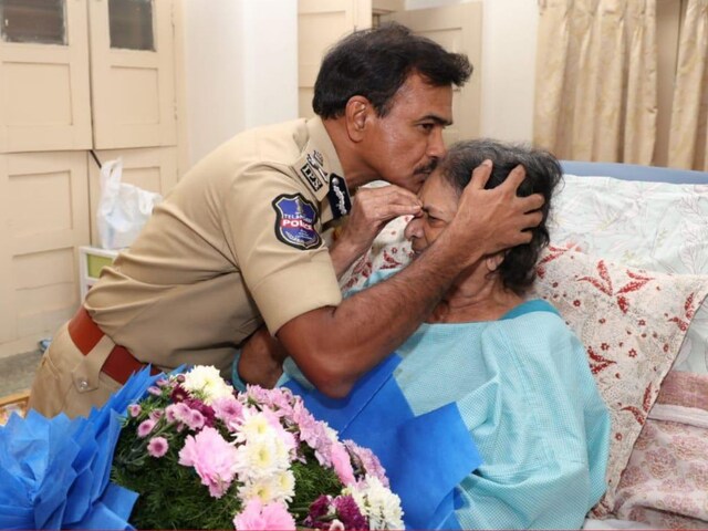 कौन हैं IPS सीवी आनंद, जो डीजीपी बनने के बाद बीमार मां को चूम लिया माथा