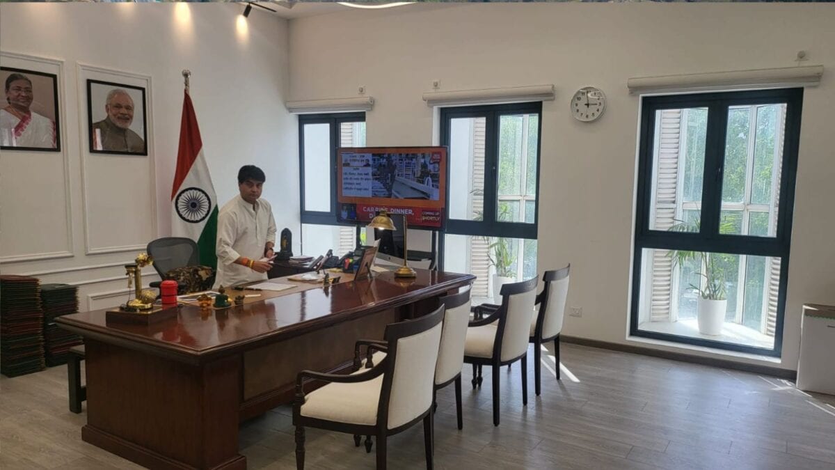 ज्योतिरादित्य सिंधिया ने खोला दरबार, टेलीकॉम मिनिस्टर का एक अनूठा प्रयोग ज्योतिरादित्य सिंधिया ने खोला दरबार, टेलीकॉम मिनिस्टर का एक अनूठा प्रयोग