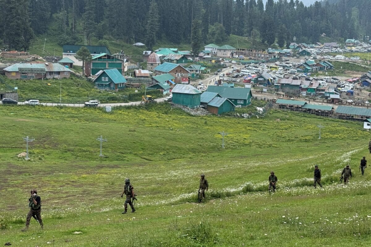 आर्मी और आतंकवादियों में मुठभेड़, अब जंगल-जंगल चल रहा तलाशी अभियान