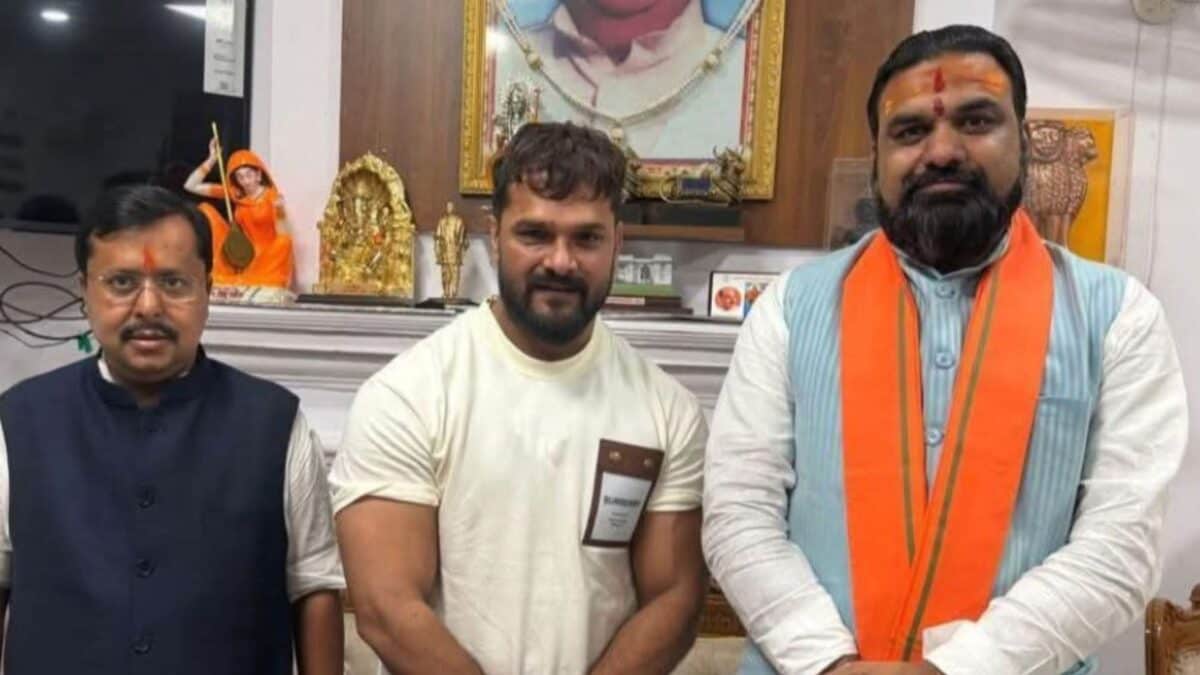 खेसारी लाल की नितिन नवीन और सम्राट चौधरी से मुलाकात ने बढ़ाई सियासी हलचल, क्या यूपी चुनाव से पहले बदलेंगे पाला? खेसारी लाल की नितिन नवीन और सम्राट चौधरी से मुलाकात ने बढ़ाई सियासी हलचल, क्या यूपी चुनाव से पहले बदलेंगे पाला?